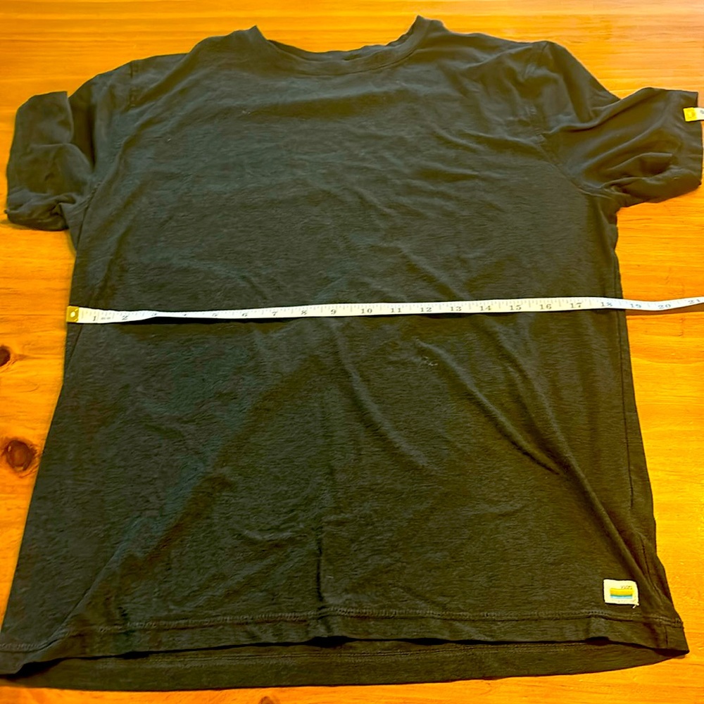 Vuori men’s workout shirt - medium